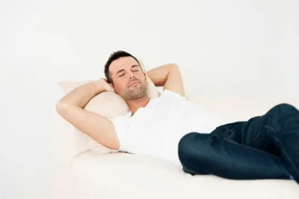 Jaka pozycja podczas snu powoduje chrapanie?